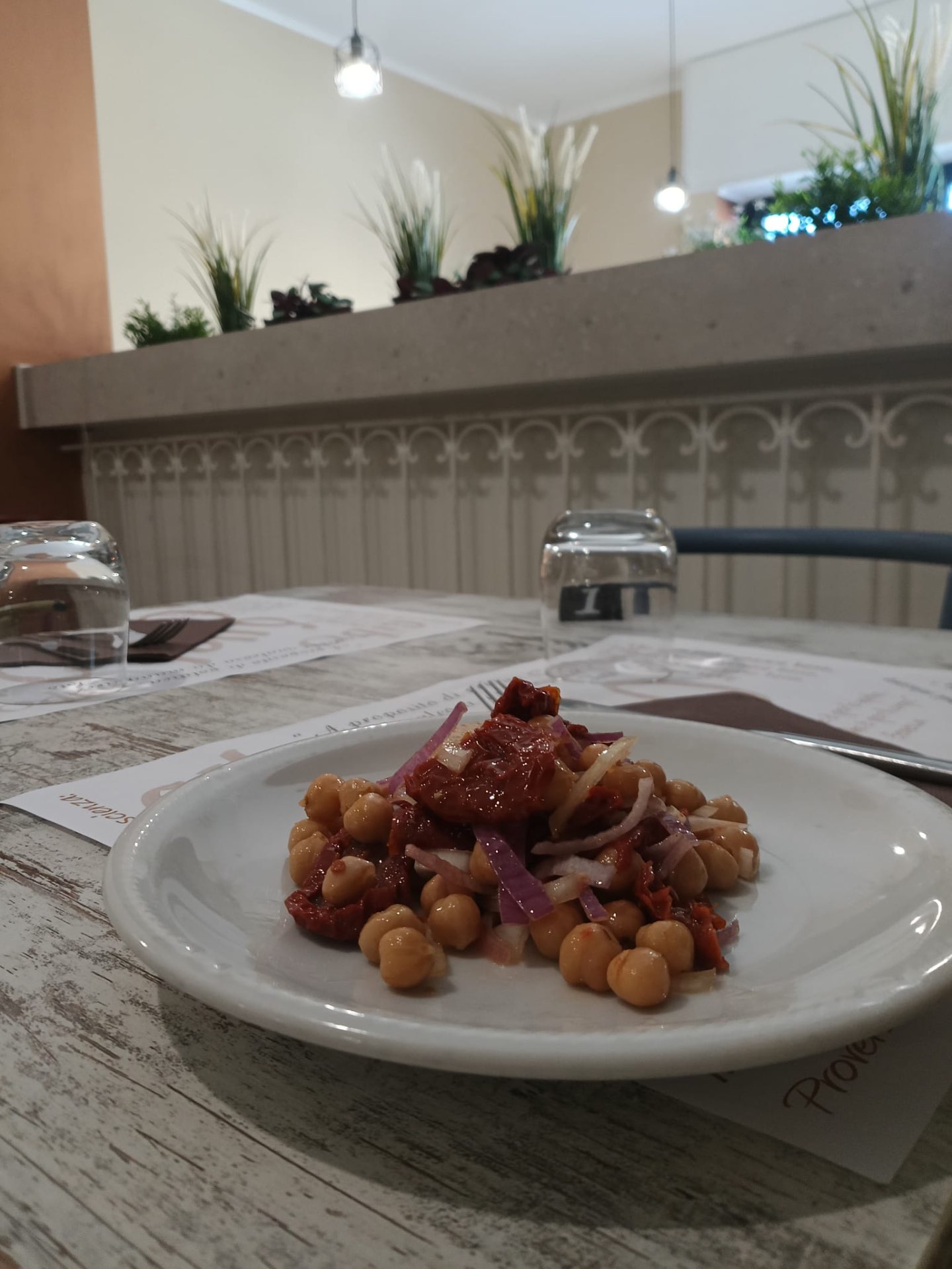 Ceci con pomodori secchi e cipolla rossa
